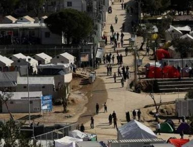 Μετανάστες στη Λέσβο ζητούν τη μεταφορά τους από τον καταυλισμό της Μόριας